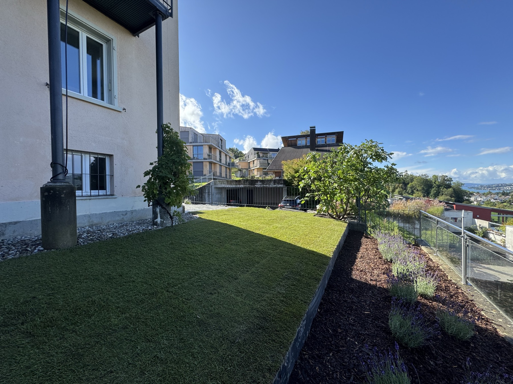 Hanggarten mit Seeblick: Rollrasen, Lavendel-Beet, Glasgeländer